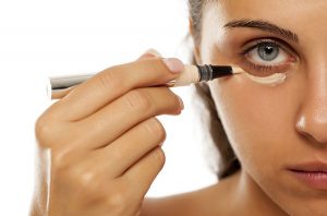 چرا کرم دور چشم بزنیم؟ – یک راهنمای کامل برای مراقبت از پوست حساس ناحیه چشم